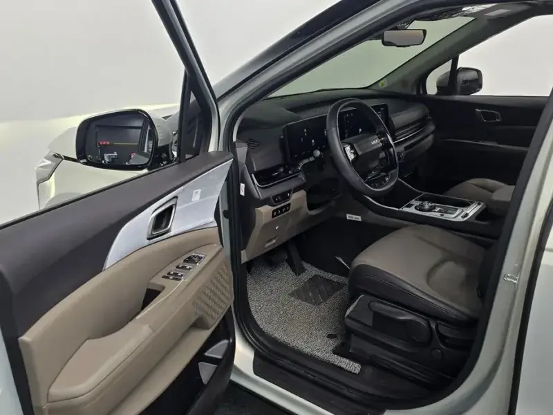 2025 Kia Carnival с пробегом 15 800 км