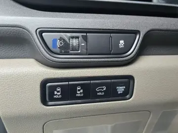 2025 Kia Carnival с пробегом 15 800 км