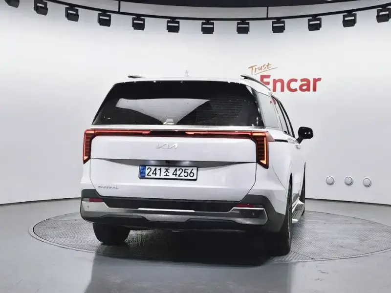 2024 Kia Carnival с пробегом 17 775 км