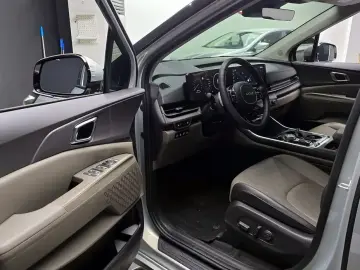 2024 Kia Carnival с пробегом 4 895 км