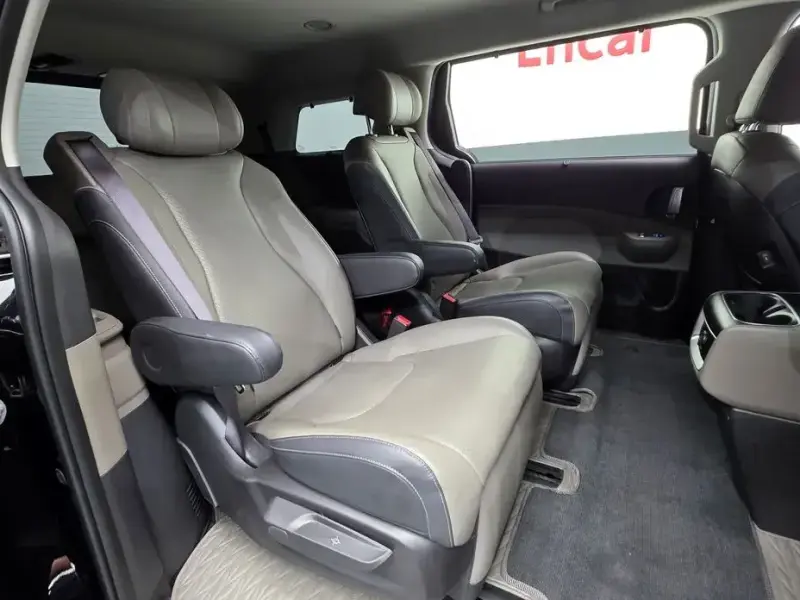 2025 Kia Carnival с пробегом 15 940 км