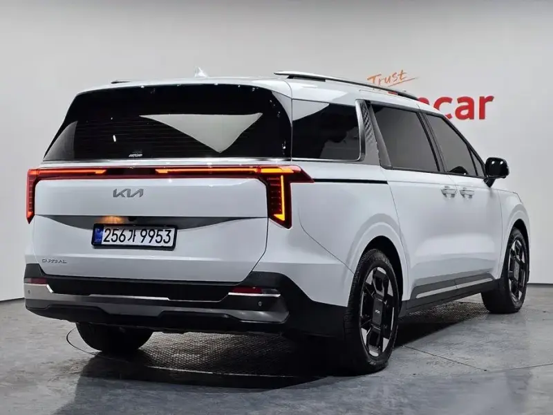 2025 Kia Carnival с пробегом 10 538 км