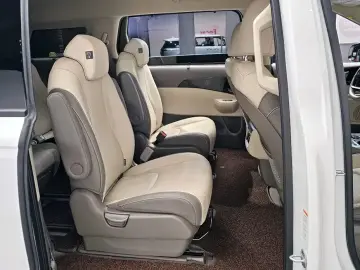 2025 Kia Carnival с пробегом 10 538 км