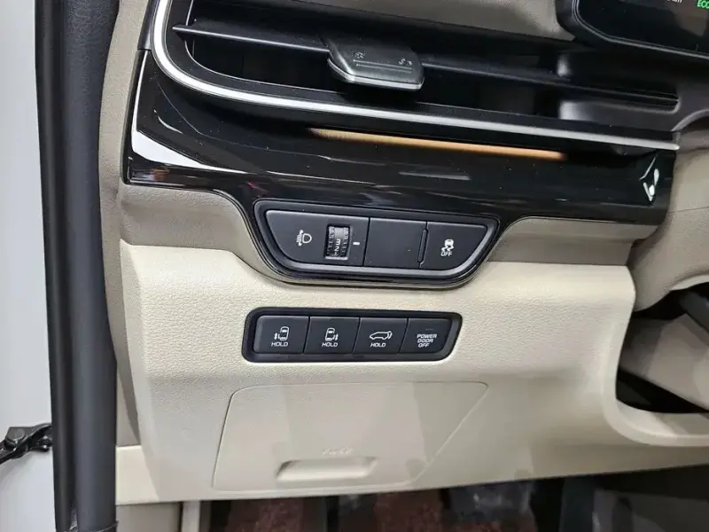 2025 Kia Carnival с пробегом 10 538 км