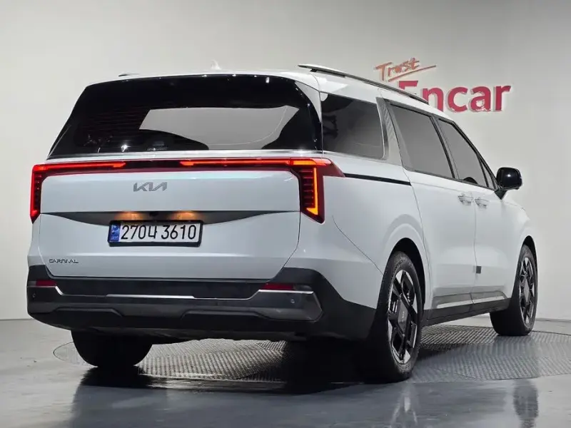 2023 Kia Carnival с пробегом 21 566 км