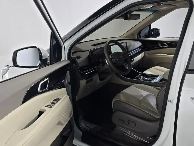 2023 Kia Carnival с пробегом 21 566 км