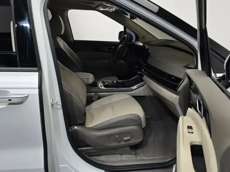 2023 Kia Carnival с пробегом 21 566 км