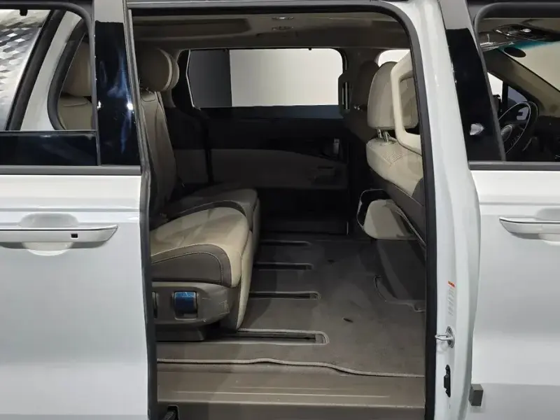 2023 Kia Carnival с пробегом 21 566 км
