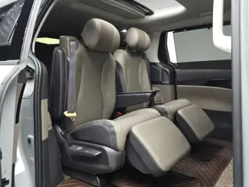 2025 Kia Carnival с пробегом 17 374 км