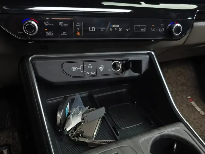 2025 Kia Carnival с пробегом 17 374 км