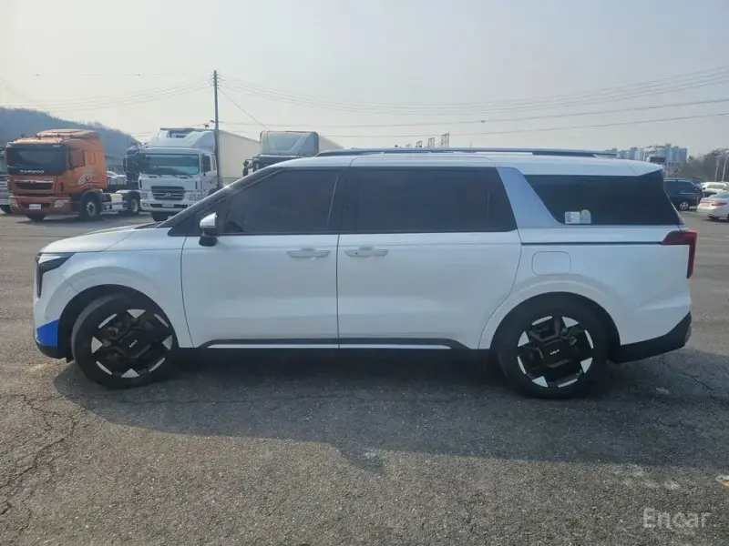 2024 Kia Carnival с пробегом 10 000 км