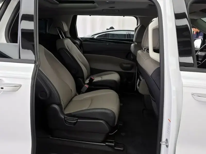 2025 Kia Carnival с пробегом 28 696 км