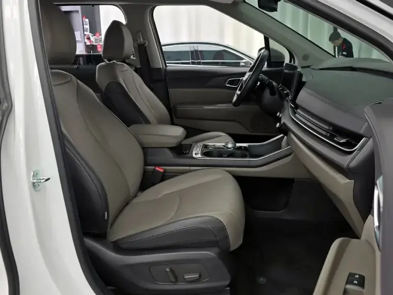 2025 Kia Carnival с пробегом 28 696 км