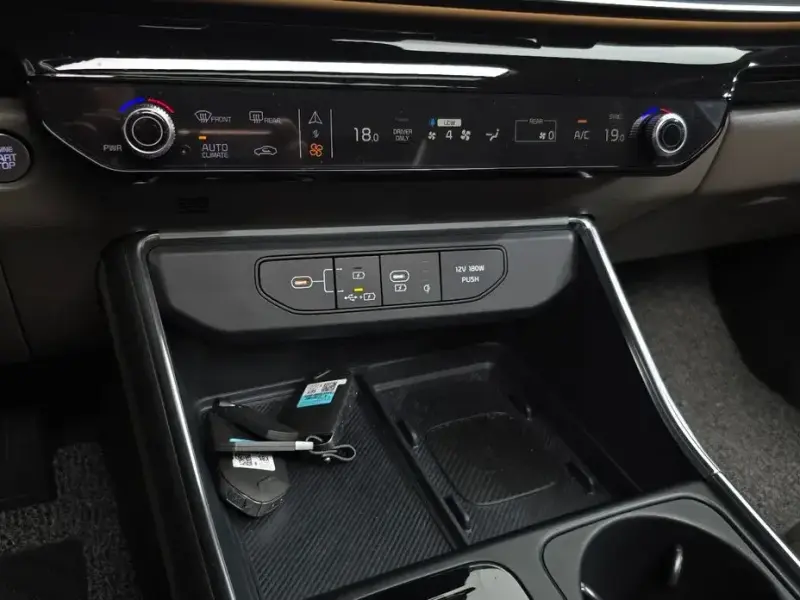 2025 Kia Carnival с пробегом 9 253 км