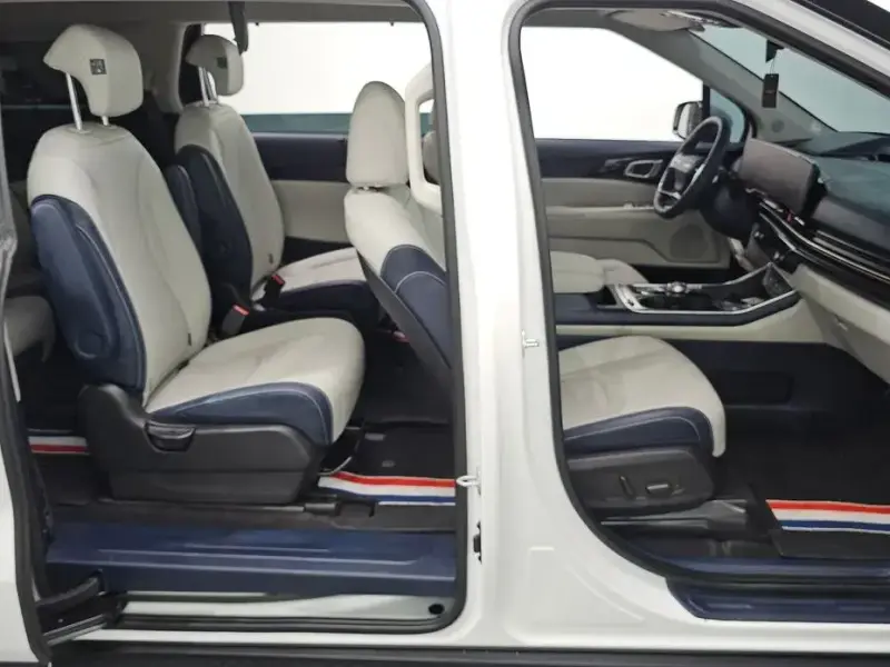 2025 Kia Carnival с пробегом 7 136 км