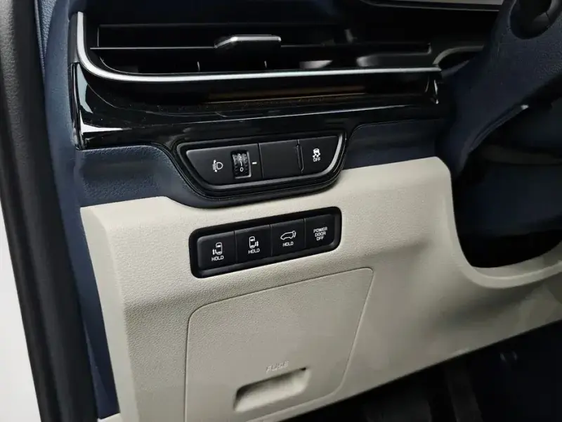 2025 Kia Carnival с пробегом 7 136 км