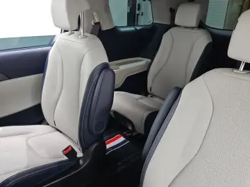 2025 Kia Carnival с пробегом 7 136 км