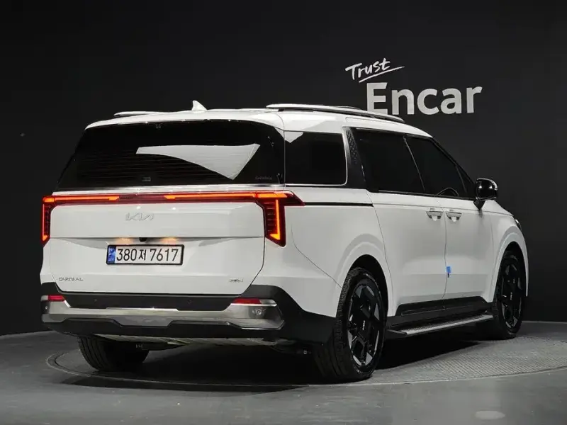 2024 Kia Carnival с пробегом 10 457 км
