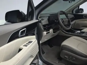 2025 Kia Carnival с пробегом 10 917 км