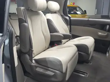 2025 Kia Carnival с пробегом 10 917 км