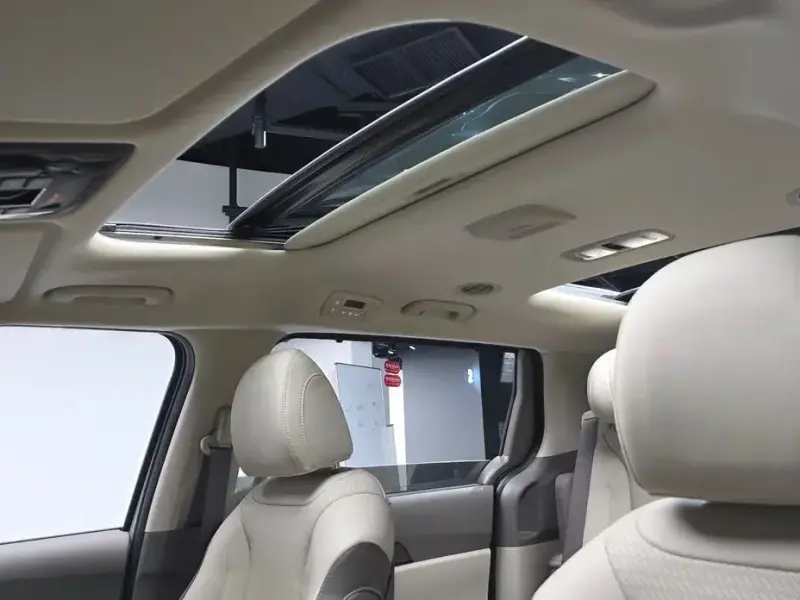 2025 Kia Carnival с пробегом 10 917 км