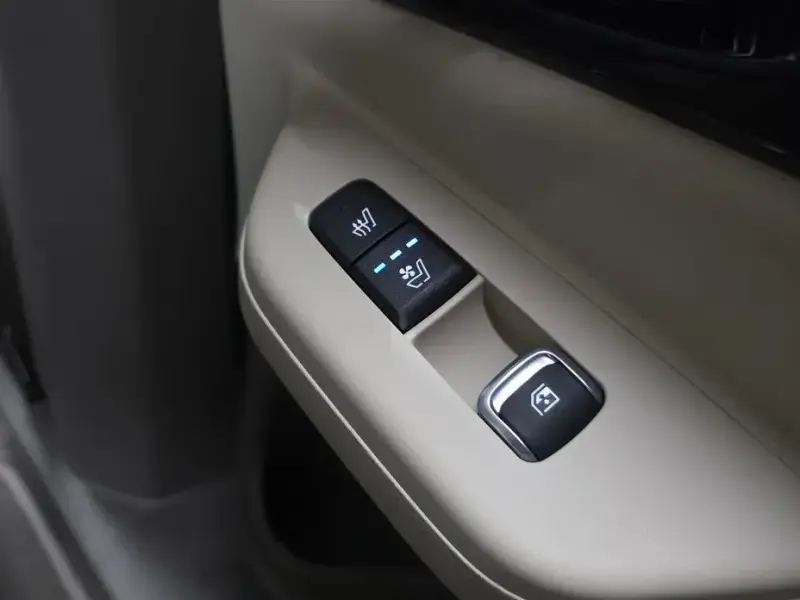2025 Kia Carnival с пробегом 10 917 км