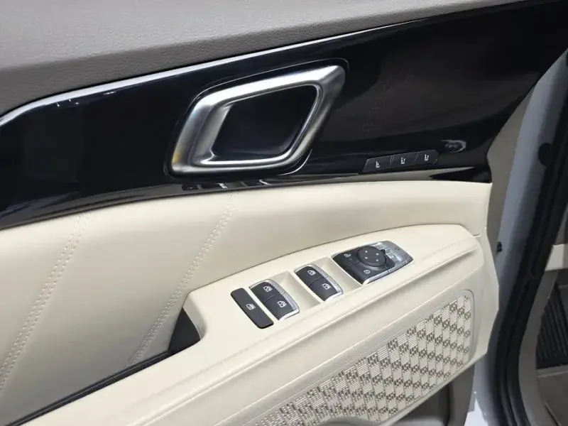 2025 Kia Carnival с пробегом 10 917 км