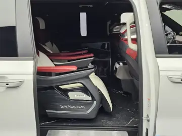 2025 Kia Carnival с пробегом 179 км