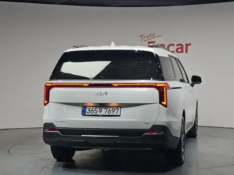 2025 Kia Carnival с пробегом 5 884 км
