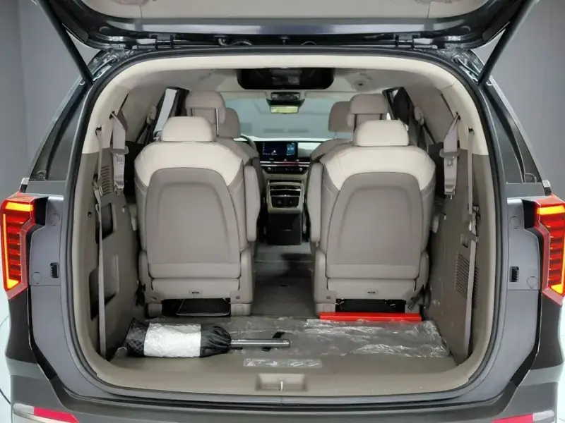 2025 Kia Carnival с пробегом 9 275 км