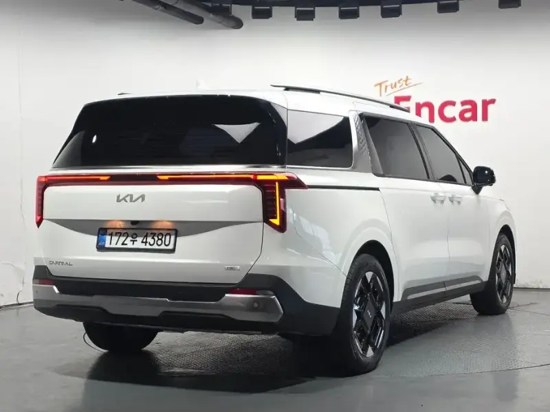 2025 Kia Carnival с пробегом 9 863 км