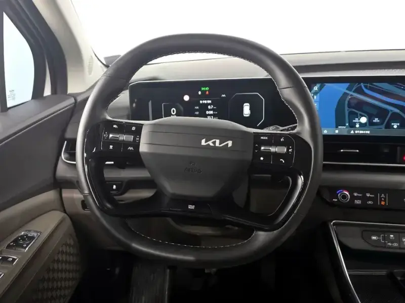 2025 Kia Carnival с пробегом 9 863 км