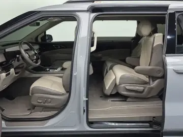2025 Kia Carnival с пробегом 16 028 км