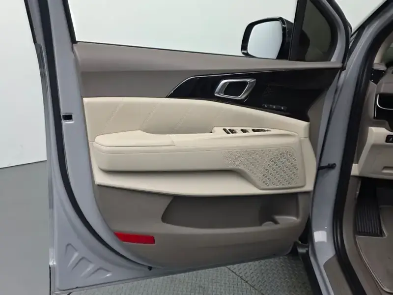 2025 Kia Carnival с пробегом 16 028 км