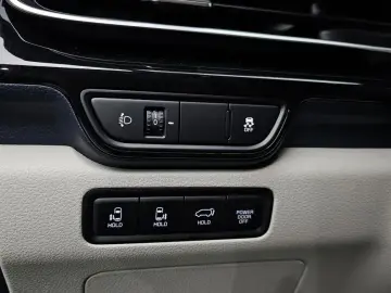 2025 Kia Carnival с пробегом 8 992 км