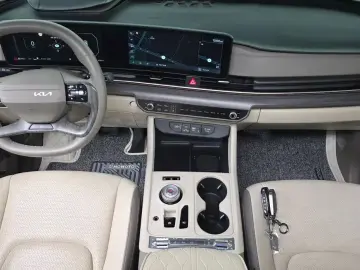 2025 Kia Carnival с пробегом 4 547 км