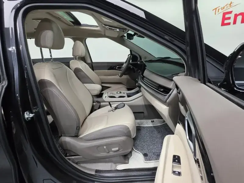 2025 Kia Carnival с пробегом 4 547 км