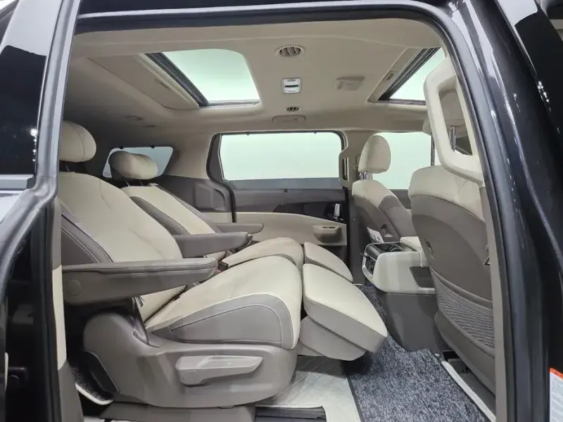 2025 Kia Carnival с пробегом 4 547 км