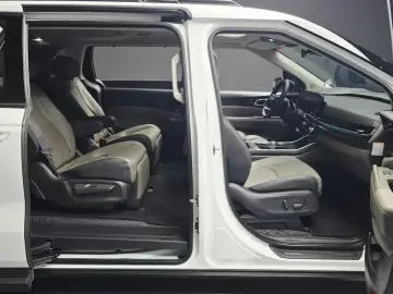 2025 Kia Carnival с пробегом 12 051 км