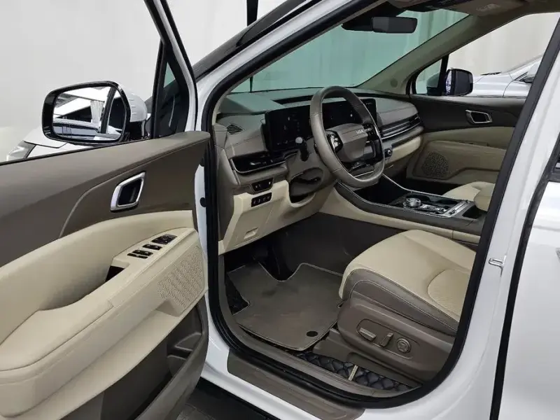 2025 Kia Carnival с пробегом 8 500 км