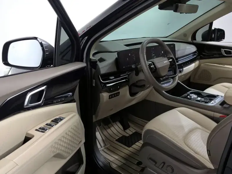 2025 Kia Carnival с пробегом 4 951 км