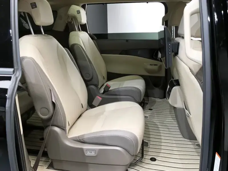 2025 Kia Carnival с пробегом 4 951 км
