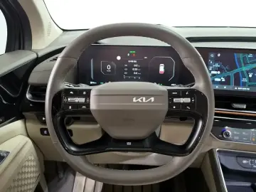 2025 Kia Carnival с пробегом 4 951 км