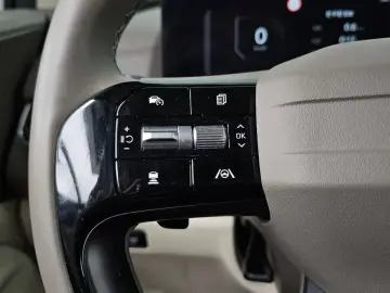 2025 Kia Carnival с пробегом 8 500 км