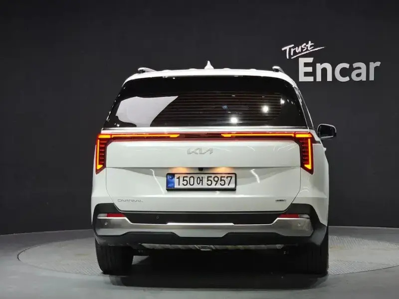 2025 Kia Carnival с пробегом 8 556 км
