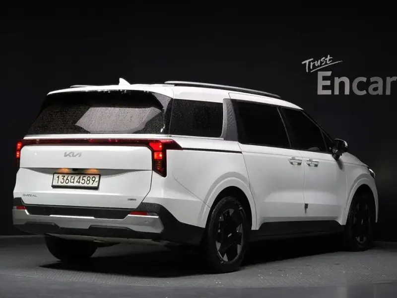 2025 Kia Carnival с пробегом 7 990 км