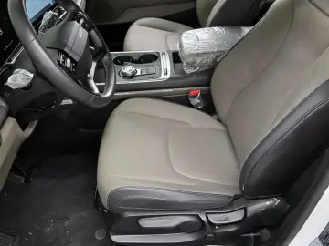 2025 Kia Carnival с пробегом 7 990 км