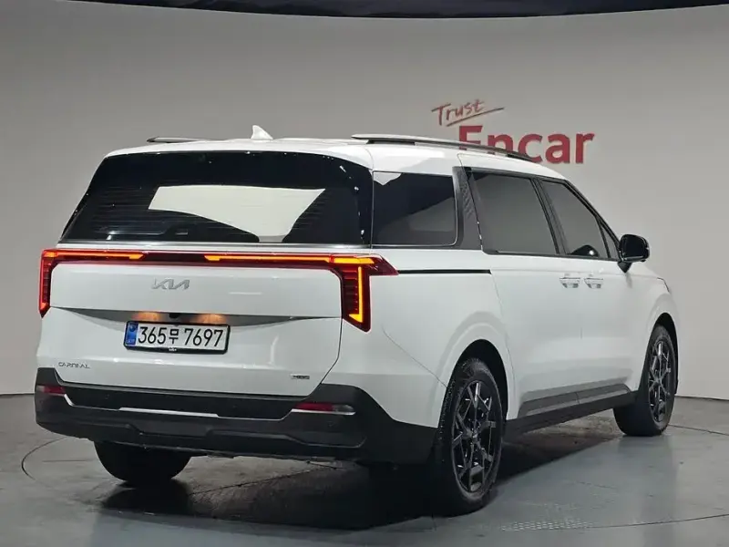 2025 Kia Carnival с пробегом 5 884 км