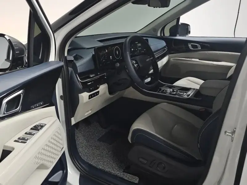 2025 Kia Carnival с пробегом 5 884 км