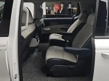 2025 Kia Carnival с пробегом 5 884 км